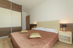 Seaside apartments with a swimming pool Rastici, Ciovo - 11092