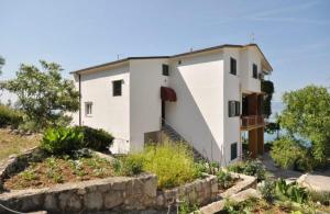 Apartments with a parking space Omis - 11066