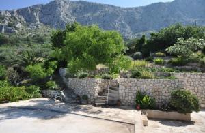 Apartments with a parking space Omis - 11066