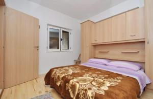 Apartments with a parking space Omis - 11066