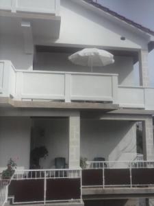 Apartments by the sea Banjol, Rab - 11060