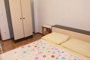 Apartments by the sea Banjol, Rab - 11060