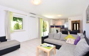 Holiday house with a swimming pool Kastel Novi, Kastela - 11122