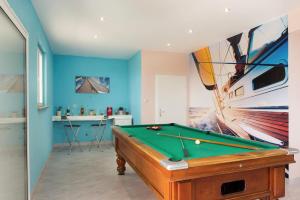 Holiday house with a swimming pool Kastel Novi, Kastela - 11122