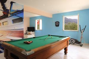 Holiday house with a swimming pool Kastel Novi, Kastela - 11122