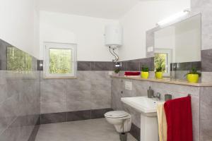 Holiday house with a swimming pool Kastel Novi, Kastela - 11122