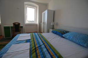 Apartments by the sea Krk - 11205