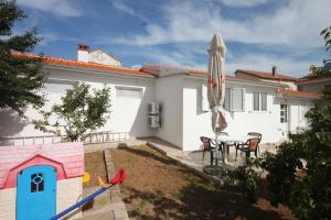 Family friendly seaside apartments Preko, Ugljan - 8232 