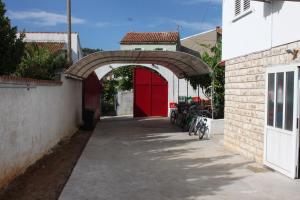 Family friendly seaside apartments Preko, Ugljan - 8232