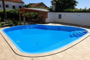 Apartments with a swimming pool Novigrad - 11242
