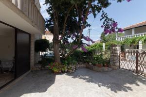 Apartments with a parking space Supetar, Brac - 11278