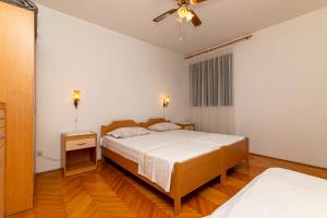 Apartments with parking space Supetar, Brac - 11278