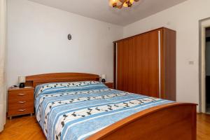 Apartments with parking space Supetar, Brac - 11278