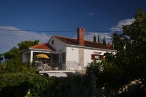 Apartments by the sea Splitska, Brac - 11339