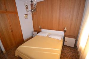 Apartments by the sea Splitska, Brac - 11339