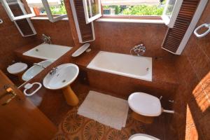 Apartments by the sea Splitska, Brac - 11339