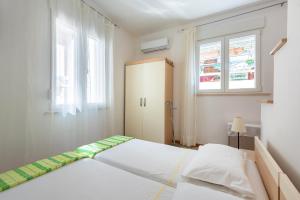 Apartments by the sea Jelsa, Hvar - 11319