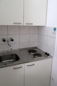 Apartments by the sea Jelsa, Hvar - 11319