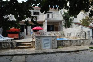 Seaside apartments with a swimming pool Supetar, Brac - 11360