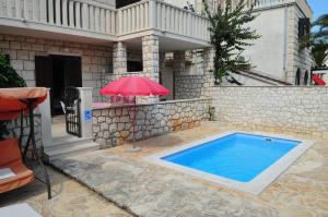 Seaside apartments with a swimming pool Supetar, Brac - 11360