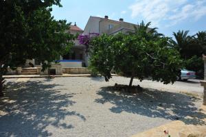 Seaside apartments with a swimming pool Supetar, Brac - 11360