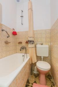 Apartments by the sea Kastel Stari, Kastela - 11352