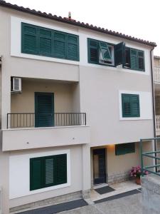 Apartments with a parking space Makarska 11361