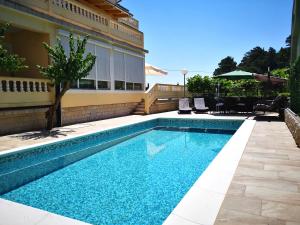 Apartments with a swimming pool Banjol, Rab - 11382