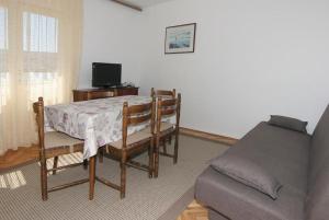 Three-Bedroom Apartment with Balcony and Sea View room in Apartments by the sea Pag - 11400