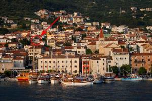 Apartments with a parking space Makarska - 11418