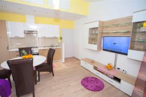 Apartments with a parking space Makarska - 11418