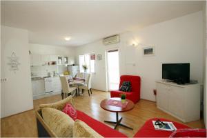 Apartments with parking space Supetar, Brac - 11147