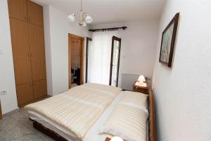 Apartments with parking space Crikvenica - 11307