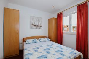 Three-Bedroom Apartment with Balcony and Sea View room in Apartments with a parking space Mastrinka Ciovo - 11283