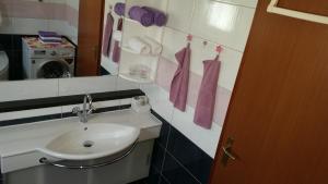 Apartments with a parking space Kastel Luksic, Kastela - 11129