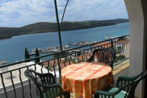 Apartments by the sea Tisno, Murter - 11289