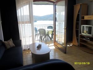 Apartments by the sea Tisno, Murter - 11289