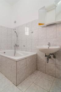 Holiday house with a swimming pool Fazana - 11396