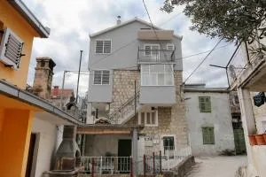 Apartments by the sea Kastel Kambelovac, Kastela - 8679 - Selo Kaštel Kambelovac