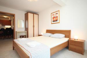 Family friendly apartments with a swimming pool Okrug Gornji, Ciovo - 10401