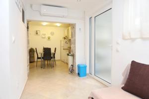 Apartments by the sea Kastel Kambelovac, Kastela - 8679