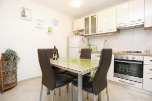 Apartments by the sea Kastel Kambelovac, Kastela - 8679