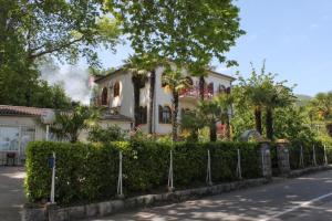 Apartments and rooms with parking space Lovran, Opatija - 10403 