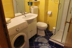 Apartments by the sea Pisak, Omis - 10410