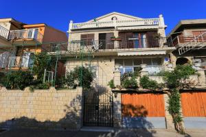 Apartments with a parking space Gradac, Makarska - 6825 