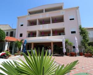 Apartments with a parking space Novalja, Pag - 6432 