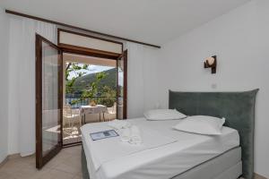 Studio with Balcony and Sea View room in Studio Pokrivenik 10427a