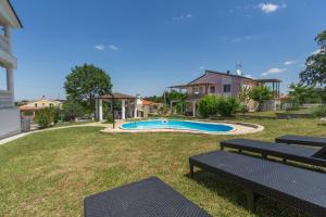Holiday house with a swimming pool Radmani Porec 16440