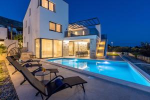 Luxury Villa RoMa 1 ,with heated saltwater pool, parking, high speed Internet, BBQ,