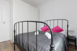 Warsaw Ursynów Apartment with Balcony by Noclegi Renters